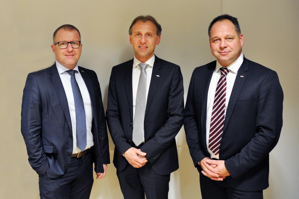 © Leyrer+Graf
Neue Geschäftsführung und Standortleitung Ploier + Hörmann: v.l. COO Harald Koppensteiner, CEO Stefan Graf und Standortleiter Manuel Dietinger Neue Geschäftsführung und Standortleitung Ploier + Hörmann: v.l. COO Harald Koppensteiner, CEO Stefan Graf und Standortleiter Manuel Dietinger