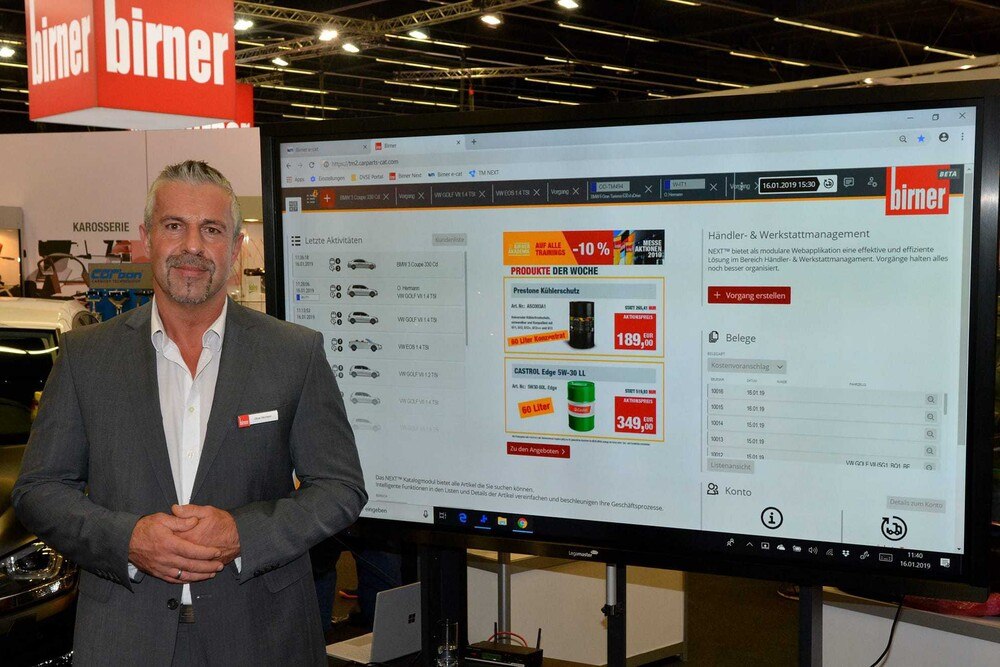 © Philipp Bednar
Oliver Hermann, Leitung IT & Kommunikation Birner, präsentiert den neuen WebKat Next auf der Messe. Oliver Hermann, Leitung IT & Kommunikation Birner, präsentiert den neuen WebKat Next auf der Messe.