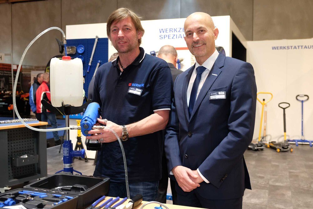 © Peter Seipel / ÖWV
Berner Vertriebsleiter Alfred Rieder (r.) und Produktmanager Andreas Zissler stellen die neue Aufsteckpumpe vor. Berner Vertriebsleiter Alfred Rieder (r.) und Produktmanager Andreas Zissler stellen die neue Aufsteckpumpe vor.