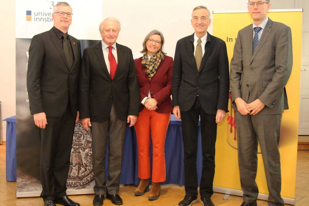 © Adler
Dekan Hubert Huppertz, Adler-Seniorchef Günther Berghofer, Geschäftsführerin Andrea Berghofer, Rektor Tilmann Märk und Albert Rössler, Leiter der Forschung & Entwicklung bei Adler. Dekan Hubert Huppertz, Adler-Seniorchef Günther Berghofer, Geschäftsführerin Andrea Berghofer, Rektor Tilmann Märk und Albert Rössler, Leiter der Forschung & Entwicklung bei Adler.