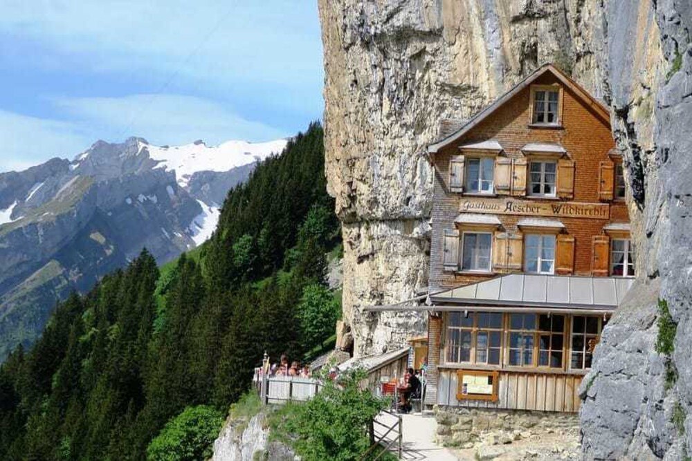 Leider wird nicht jedes Lokal so überrannt wie das urige Gasthaus Aescher Wildkirchli im Appenzellerland, ein Liebling der sozialen Medien.
© pixabay Leider wird nicht jedes Lokal so überrannt wie das urige Gasthaus Aescher Wildkirchli im Appenzellerland, ein Liebling der sozialen Medien.