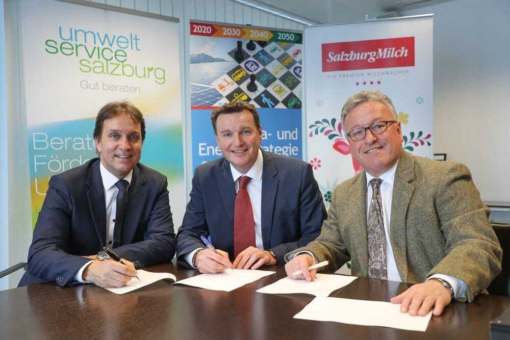 © SalzburgMilch
Die Geschäftsführer der SalzburgMilch Christian Leeb und Andreas Gasteiger und Landeshauptmann-Stv. Dr. Heinrich Schellhorn unterzeichnen den Partnerschaftsvertrag. Die Geschäftsführer der SalzburgMilch Christian Leeb und Andreas Gasteiger und Landeshauptmann-Stv. Dr. Heinrich Schellhorn unterzeichnen den Partnerschaftsvertrag.