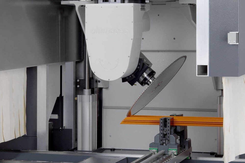 © elumatec AG, Mühlacker
45-Grad-Sägen: Das SBZ 151 bietet einen Schwenkbereich der A-Achse von -110 bis zu +110 Grad. 45-Grad-Sägen: Das SBZ 151 bietet einen Schwenkbereich der A-Achse von -110 bis zu +110 Grad.