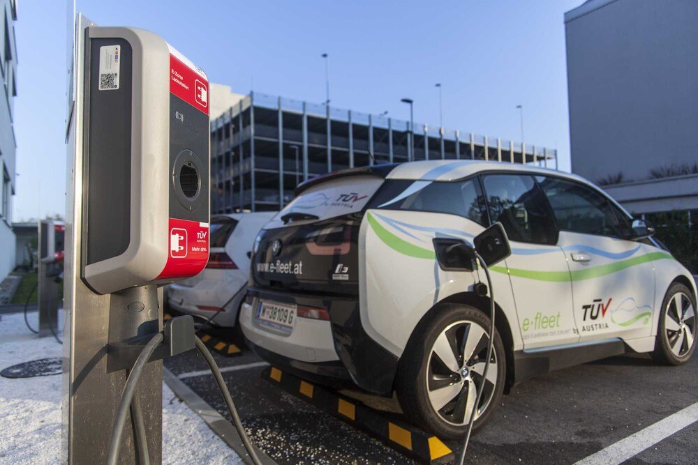 © TÜV Austria
Die Preise für die Errichtung einer Ladestation sind – in Abhängigkeit von der Anschlussleistung – derzeit noch sehr hoch. Die Preise für die Errichtung einer Ladestation sind – in Abhängigkeit von der Anschlussleistung – derzeit noch sehr hoch.