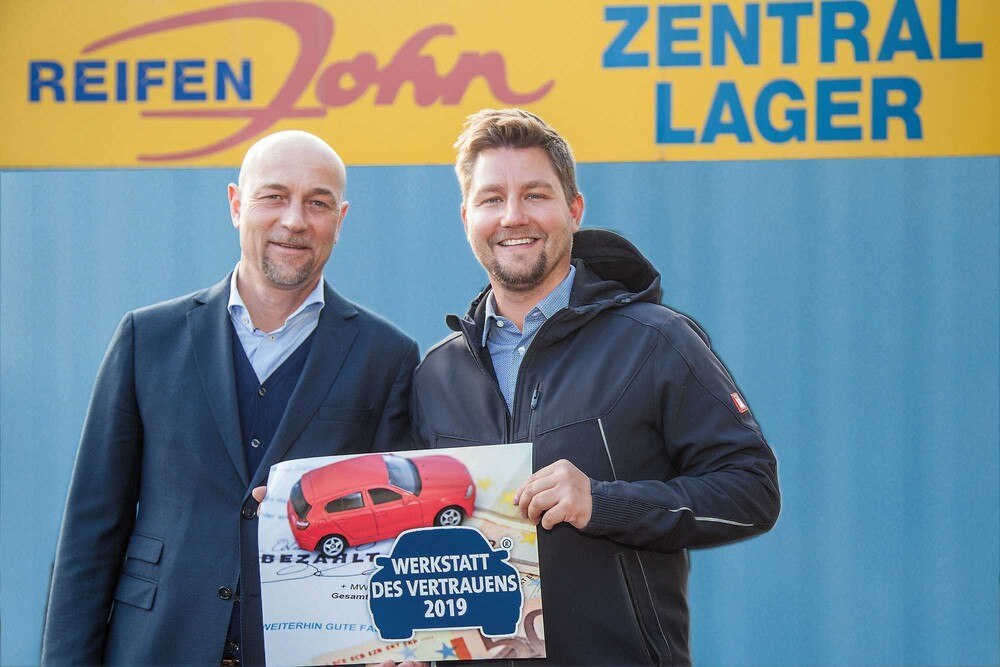 © Reifen John
Philipp Janout (Vertriebsleiter Reifen John), gratuliert Gewinner Christian Kierlinger von der Firma Weissel in Linz (re.). Philipp Janout (Vertriebsleiter Reifen John), gratuliert Gewinner Christian Kierlinger von der Firma Weissel in Linz (re.).