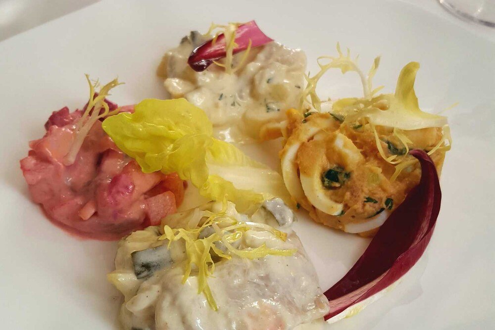 © Grübling
Angefangen mit dem roten ostfriesische Heringssalat im Uhrzeigersinn: Bismark-Heringssalat, Vietnamesischer Thunfisch-Ei-Salat und der Heringssalat nach Art des Hauses. Angefangen mit dem roten ostfriesische Heringssalat im Uhrzeigersinn: Bismark-Heringssalat, Vietnamesischer Thunfisch-Ei-Salat und der Heringssalat nach Art des Hauses.