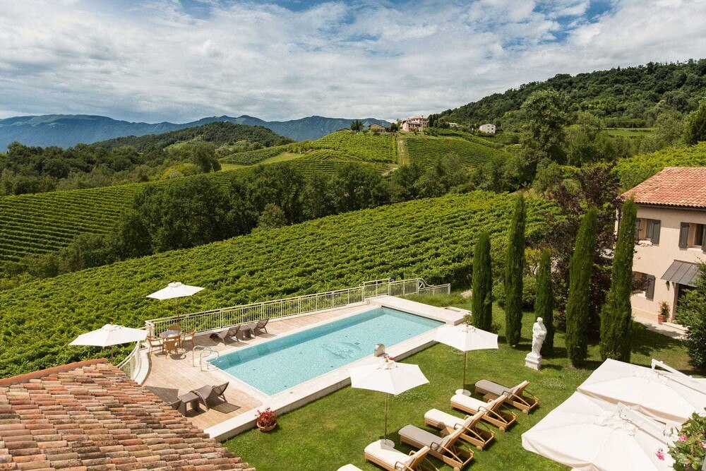Das Romantik Relais d’Arfanta liegt mitten in den Weinbergen.
© Romantik Hotels Das Romantik Relais d’Arfanta liegt mitten in den Weinbergen.