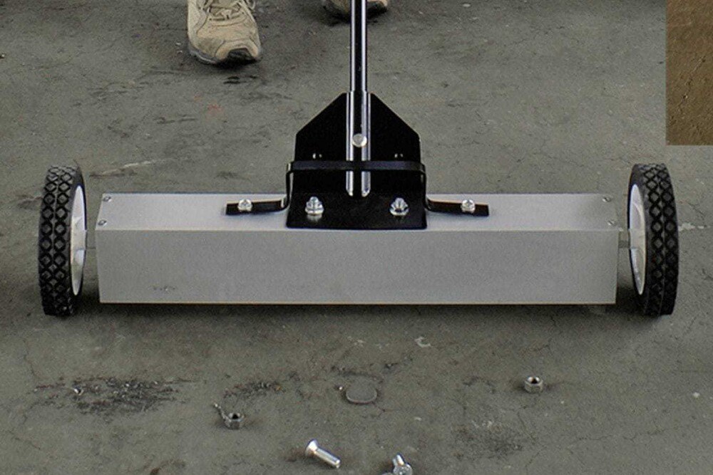 Schrauben, Nägel, späne oder metallischer Staub: Mit dem Magnetbesen können auch verdreckte oder ölige beziehungsweise nasse Partikel beseitigt werden.
© Magna-C GmbH Schrauben, Nägel, späne oder metallischer Staub: Mit dem Magnetbesen können auch verdreckte oder ölige beziehungsweise nasse Partikel beseitigt werden.