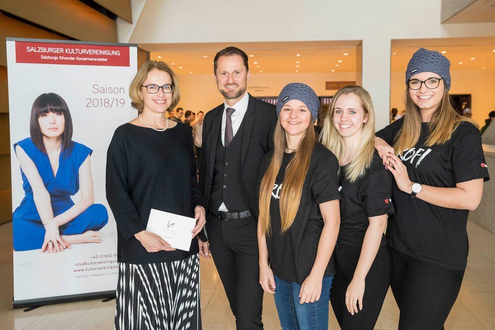 Josefa Hüttenbrenner (Kulturvereinigung Salzburg) und Mario Schindlmayr (Würth Österreich) mit den Würth Lehrlingen Carolin Filek, Nadine Haiderer und Stefanie Hausmann.
© Würth HandelsgesmbH/APA-Fotoservice/Neumayr Josefa Hüttenbrenner (Kulturvereinigung Salzburg) und Mario Schindlmayr (Würth Österreich) mit den Würth Lehrlingen Carolin Filek, Nadine Haiderer und Stefanie Hausmann.