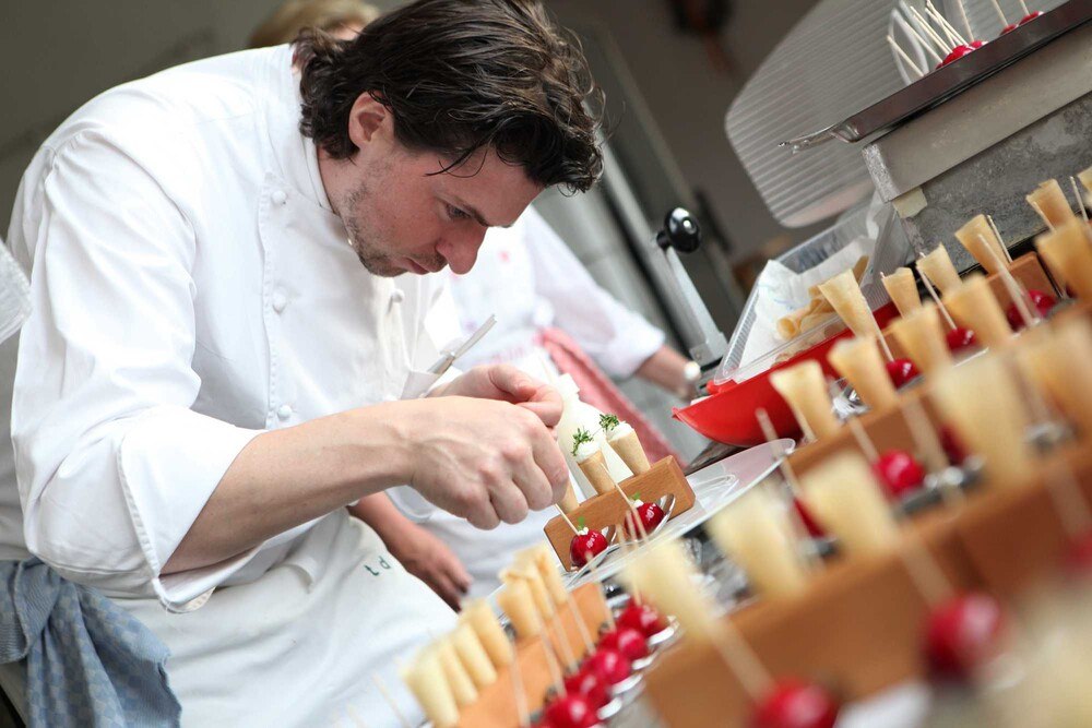 Thomas Dorfer, der mit Jonnie Boer im Landhaus Bacher kochen wird.
© Bo Innovation, Luzia Ellert Thomas Dorfer, der mit Jonnie Boer im Landhaus Bacher kochen wird.
