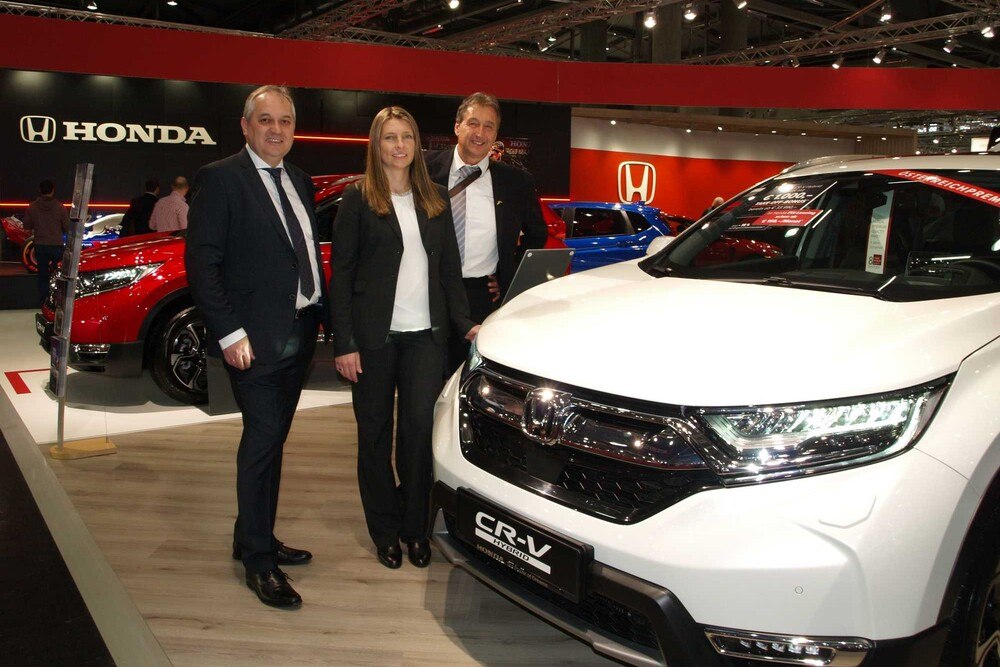 © Goodyear Dunlop Austria
Wolfgang Stummer (Geschäftsführer Goodyear Austria), Ivonne Moser (Department Manager Customer and Parts Division Honda Central Europe), Thomas Landl (Sales Manager Car Dealer, Goodyear Austria) (v.l.) Wolfgang Stummer (Geschäftsführer Goodyear Austria), Ivonne Moser (Department Manager Customer and Parts Division Honda Central Europe), Thomas Landl (Sales Manager Car Dealer, Goodyear Austria) (v.l.)
