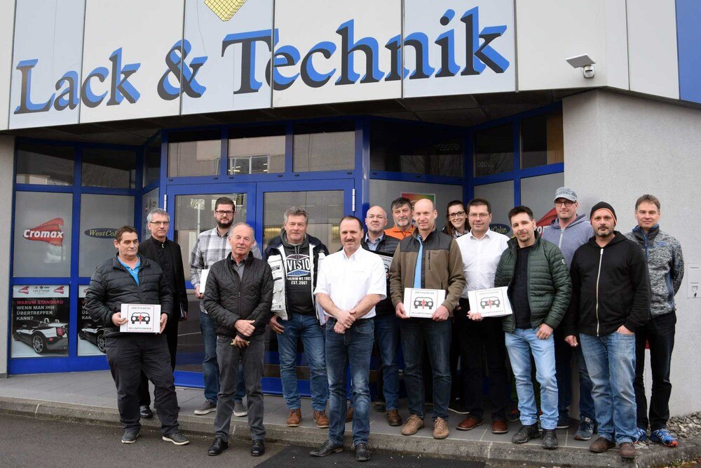 © Dellenteam
Teilnehmer der HV1-Schulung mit Rudolf Weismann, GF von Lack & Technik (2. v. l.), Dellenteam-Gründer Arthur Clark (4. v. l.) und Trainer Helmut Glas (6. v. l.) Teilnehmer der HV1-Schulung mit Rudolf Weismann, GF von Lack & Technik (2. v. l.), Dellenteam-Gründer Arthur Clark (4. v. l.) und Trainer Helmut Glas (6. v. l.)