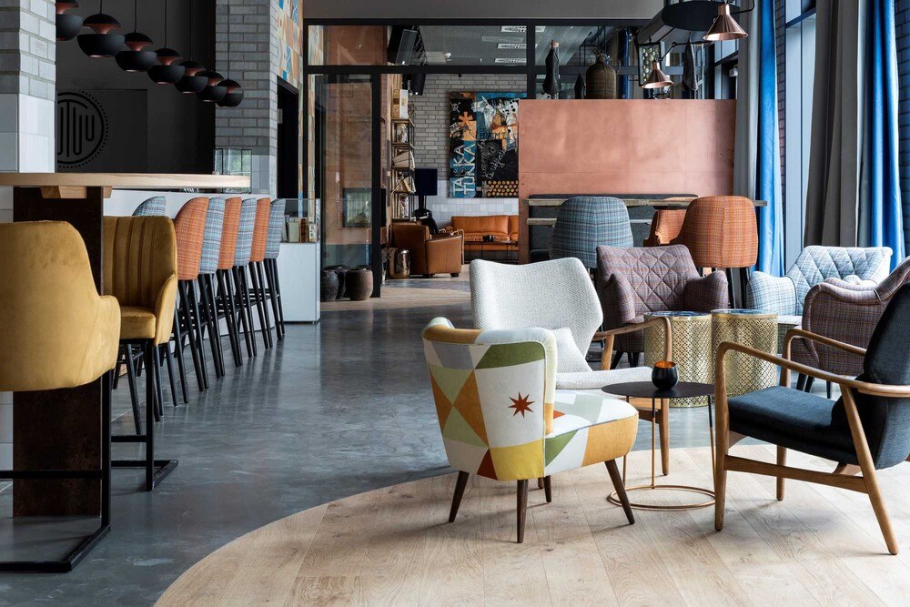 © Sebastian Böttcher/ HARO
In der Bar bilden geschliffener Beton und das Parkett eine Einheit. In der Bar bilden geschliffener Beton und das Parkett eine Einheit.