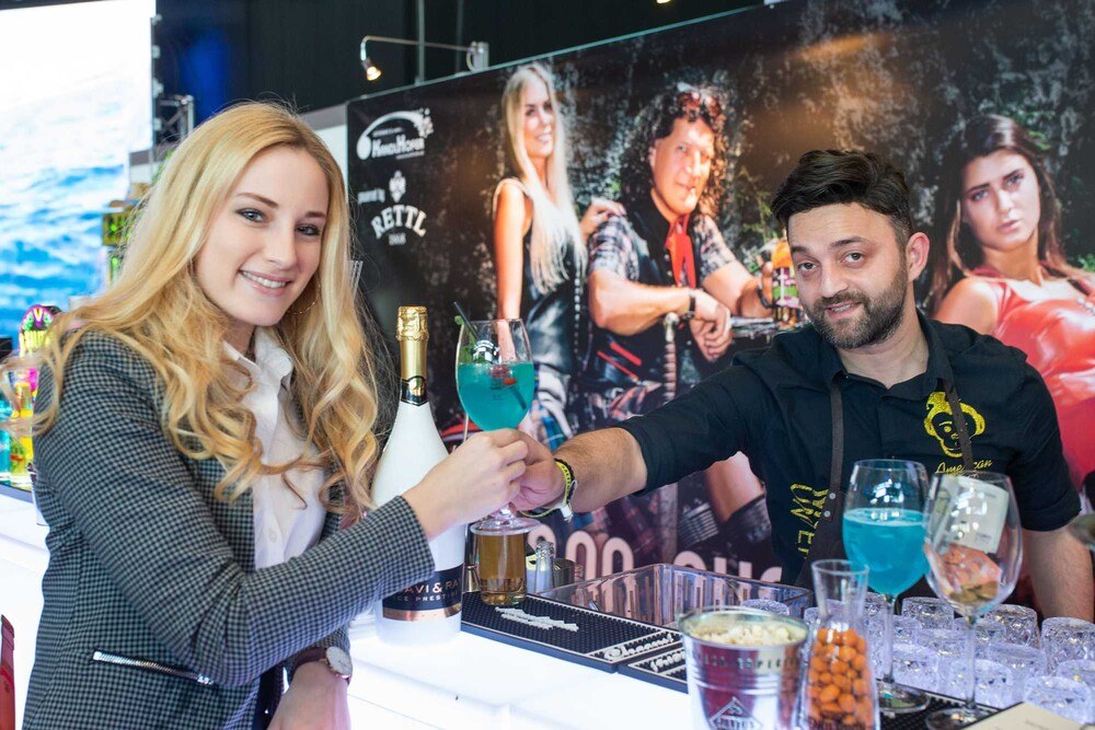 © KÄRNTNER MESSEN
Zeit für gute Gespräche und einen Drink gab es auf der GAST Klagenfurt diesmal auch wieder. Vielerorts. Zeit für gute Gespräche und einen Drink gab es auf der GAST Klagenfurt diesmal auch wieder. Vielerorts.