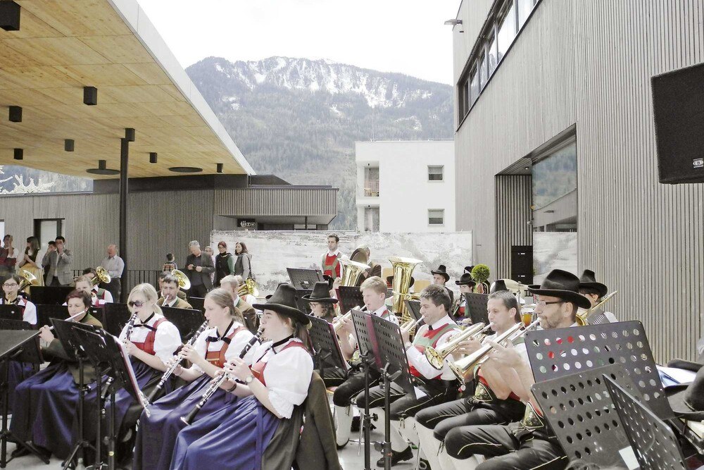 © Roland Gruber Die Gemeinde Fließ in Tirol hat mit dem neuen Gemeindezentrum samt Ordination, Tourismusbüro, Post, Supermarkt, Jugendzentrum und Wohnungen den Ortskern und die Bürgerbeteiligung gestärkt. Fließ hat 2016 den LandLuft Baukulturgemeinde-Preis und den Europäischen Dorferneuerungspreis erhalten. Die Gemeinde Fließ in Tirol hat mit dem neuen Gemeindezentrum samt Ordination, Tourismusbüro, Post, Supermarkt, Jugendzentrum und Wohnungen den Ortskern und die Bürgerbeteiligung gestärkt. Fließ hat 2016 den LandLuft Baukulturgemeinde-Preis und den Europäischen Dorferneuerungspreis erhalten.