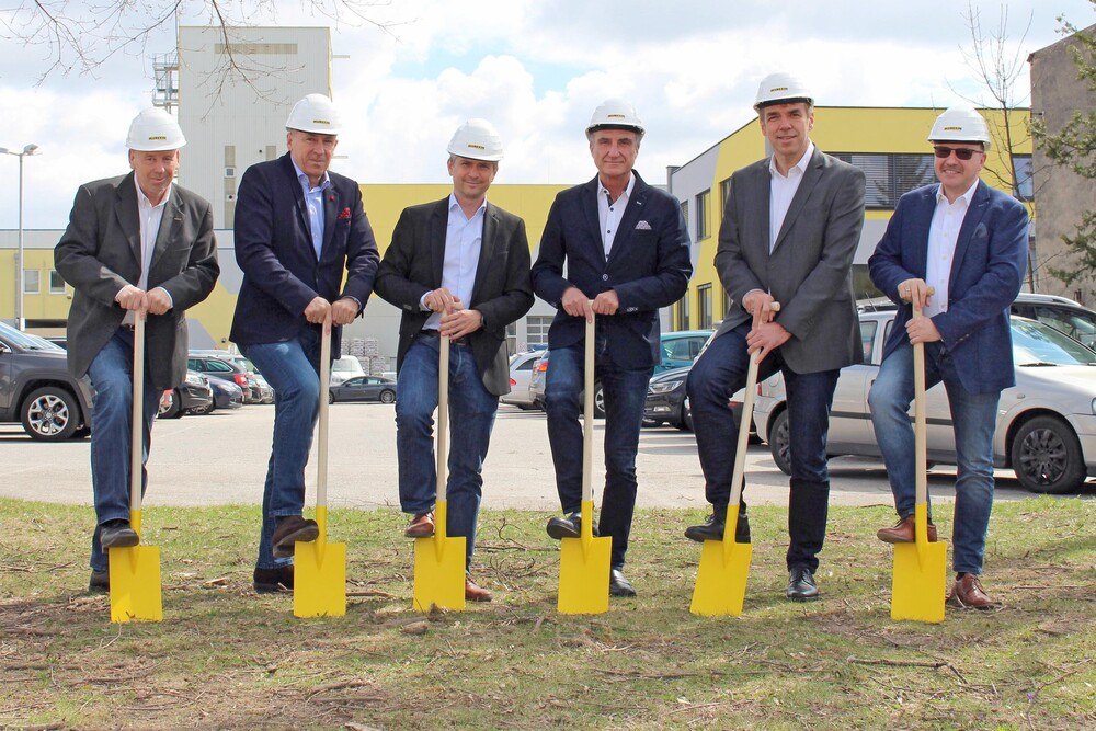 Die Bauherren von Murexin GmbH mit dem Architekten Karl Scheibenreif beim Spatenstich zum neuen Schulungszentrum in Wiener Neustadt. Von links: Michael Maier, Länderbereichsleitung; Gernot Wagner, Leitung Produktmanagement, Anwendungstechnik und Marketing; Peter Reischer, Vertriebsleitung; Karl Scheibenreif, Geschäftsführer Architekt Scheibenreif ZT GmbH; Bernhard Mucherl, Geschäftsführung; Raimund Wachlhofer, Technische Leitung.
© Murexin Die Bauherren von Murexin GmbH mit dem Architekten Karl Scheibenreif beim Spatenstich zum neuen Schulungszentrum in Wiener Neustadt. Von links: Michael Maier, Länderbereichsleitung; Gernot Wagner, Leitung Produktmanagement, Anwendungstechnik und Marketing; Peter Reischer, Vertriebsleitung; Karl Scheibenreif, Geschäftsführer Architekt Scheibenreif ZT GmbH; Bernhard Mucherl, Geschäftsführung; Raimund Wachlhofer, Technische Leitung.
