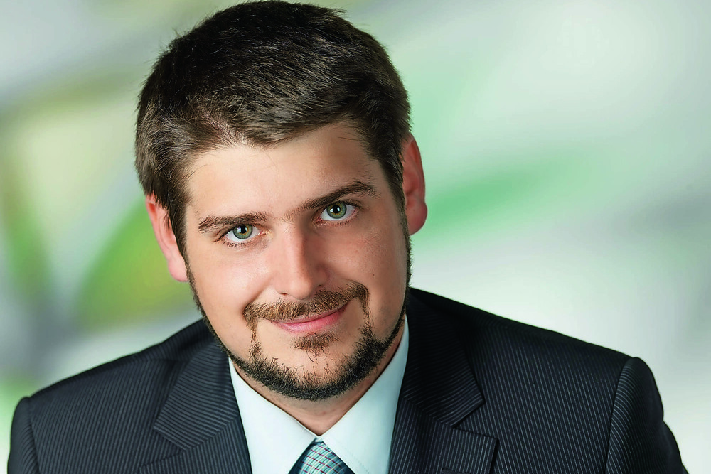 „Biomasse – dazu zählt zu 80 Prozent holziger Brennstoff – wird in einer CO2-freien Zukunft der bedeutendste Energieträger sein.“ Christoph Pfemeter, Österr. Biomasseverband
© Österreichischer Biomasseverband „Biomasse – dazu zählt zu 80 Prozent holziger Brennstoff – wird in einer CO2-freien Zukunft der bedeutendste Energieträger sein.“ Christoph Pfemeter, Österr. Biomasseverband