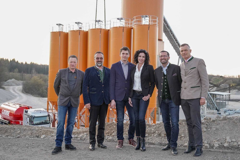Bei der Eröffnung des neuen Transportbetonwerks in Neukirchen: (v.l.) Peter Fellner (Betriebsleiter Moser Beton), Rudolf Zrost (Geschäftsführer Leube), Christian Moser (Juniorchef Moser Beton), Ingrid und Christian Huber (Geschäftsführer Moser Beton) und Heimo Berger (Geschäftsführer Leube)
© Moser Beton/ Christoph Hatheuer Bei der Eröffnung des neuen Transportbetonwerks in Neukirchen: (v.l.) Peter Fellner (Betriebsleiter Moser Beton), Rudolf Zrost (Geschäftsführer Leube), Christian Moser (Juniorchef Moser Beton), Ingrid und Christian Huber (Geschäftsführer Moser Beton) und Heimo Berger (Geschäftsführer Leube)