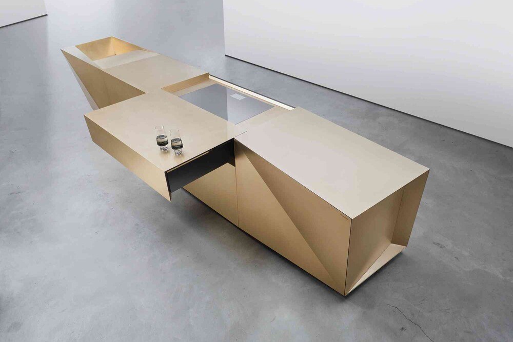 © Steininger Designers
Die Formensprache des Küchenblocks soll an die Kunst des Papierfaltens erinnern. Die Formensprache des Küchenblocks soll an die Kunst des Papierfaltens erinnern.