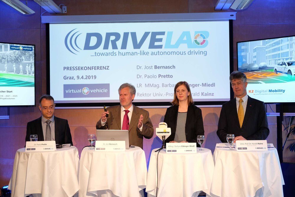 © Peter Seipel / ÖWV
Paolo Pretto (Drive Lab), Jost Bernasch (GF Virtual Vehicle), Barbara Eibinger-Miedl (Wirtschaftslandesrätin Stmk.), Halrald Kainz (Rektor TU Graz) (v.l.) Paolo Pretto (Drive Lab), Jost Bernasch (GF Virtual Vehicle), Barbara Eibinger-Miedl (Wirtschaftslandesrätin Stmk.), Halrald Kainz (Rektor TU Graz) (v.l.)