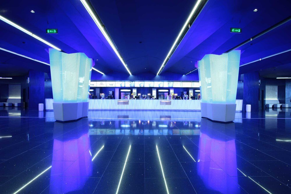 Foyer des Cinemaxx Dostyk Plaza: Für die Gestaltung der Kinos sind oft außergewöhnliche Materialien gefragt.
© Möbel Kogler Foyer des Cinemaxx Dostyk Plaza: Für die Gestaltung der Kinos sind oft außergewöhnliche Materialien gefragt.