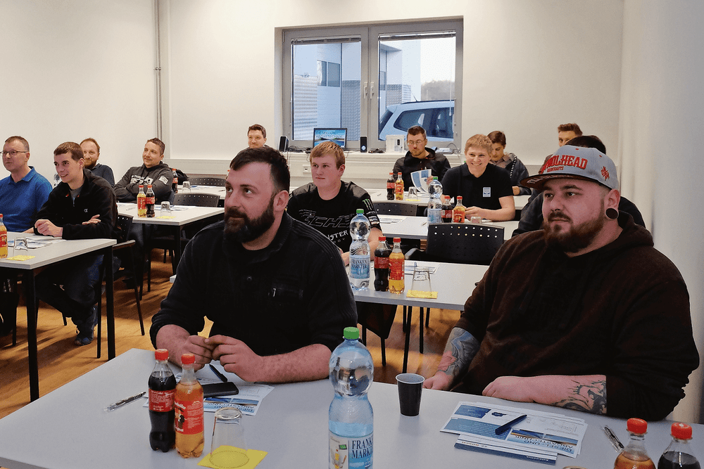 © Peter Seipel
Die Kfz-Techniker aus dem Innviertel lauschten gespannt dem Vortrag über die neueste Einspritztechnik. Die Kfz-Techniker aus dem Innviertel lauschten gespannt dem Vortrag über die neueste Einspritztechnik.