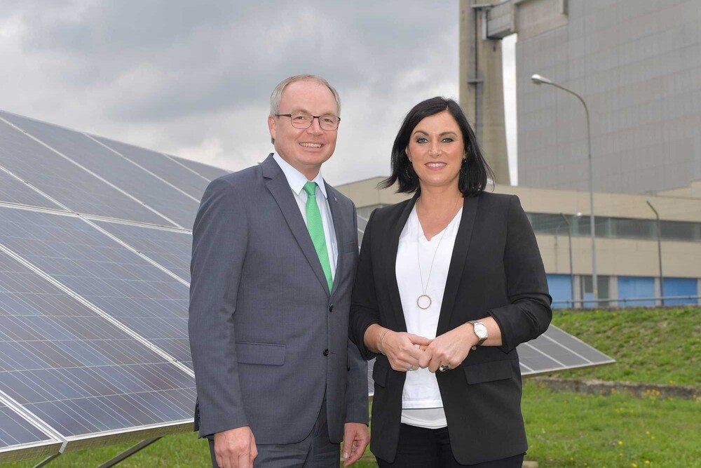 LH-Stellvertreter Stephan Pernkopf und Nachhaltigkeitsministerin Elisabeth Köstinger sagen Ölkesseln in ganz Österreich bald "Auf Wiedersehen".
© NLK Pfeiffer LH-Stellvertreter Stephan Pernkopf und Nachhaltigkeitsministerin Elisabeth Köstinger sagen Ölkesseln in ganz Österreich bald "Auf Wiedersehen".