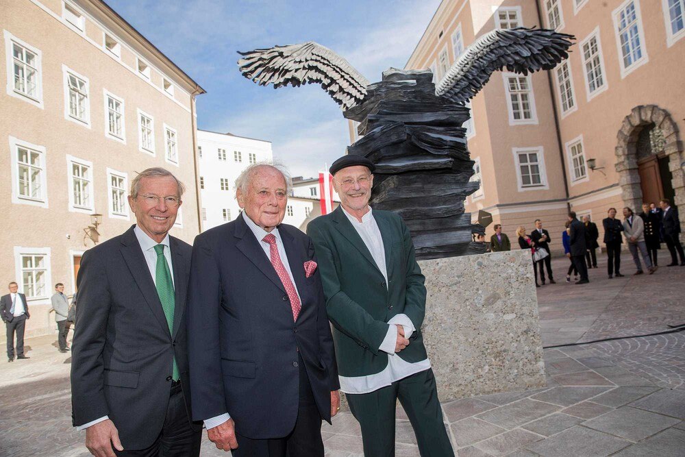 V.l. Wilfried Haslauer, Reinhold Würth und Künstler Anselm Kiefer vor der kürzlich enthüllten Skulptur „Die Sprache der Vögel“.
© Neumayr Leo V.l. Wilfried Haslauer, Reinhold Würth und Künstler Anselm Kiefer vor der kürzlich enthüllten Skulptur „Die Sprache der Vögel“.
