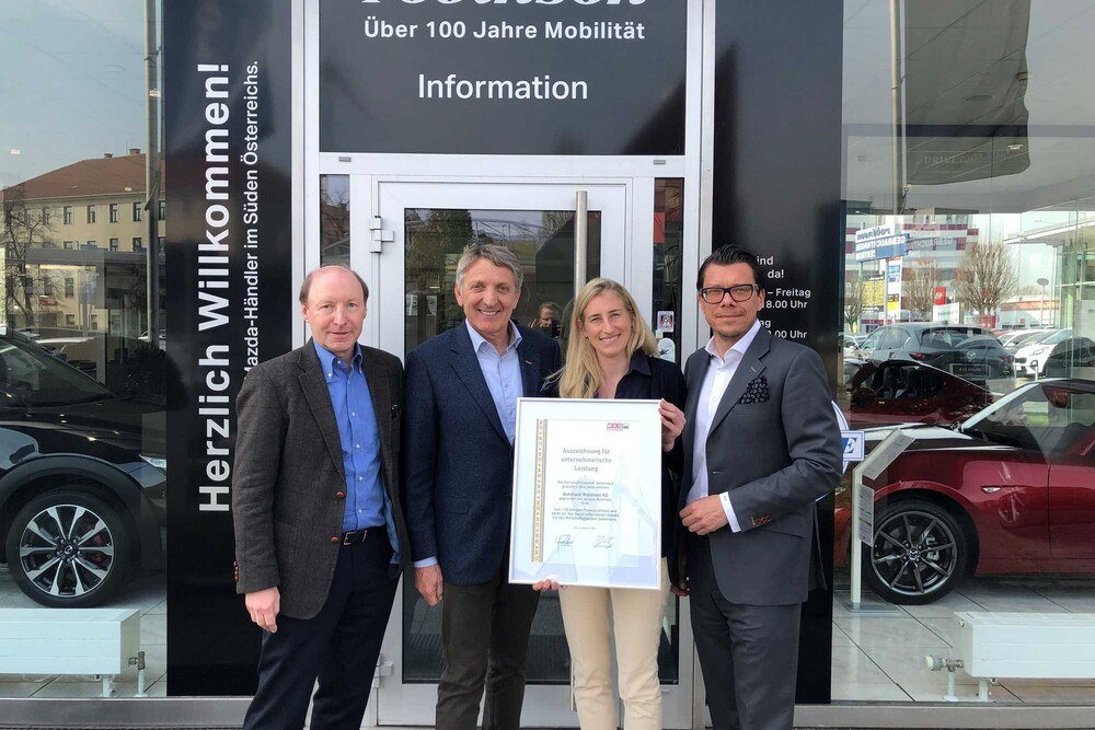 © Robinson
Firmeninhaberin Verena Robinson und ihr Vater Heinz (l.) sowie Prokurist Paul Schweighofer (r.) führten Josef Herk durch das Autohaus. Firmeninhaberin Verena Robinson und ihr Vater Heinz (l.) sowie Prokurist Paul Schweighofer (r.) führten Josef Herk durch das Autohaus.