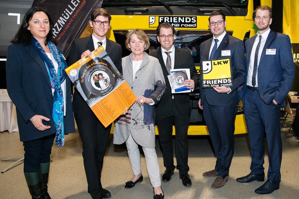 © Andreas Kraus
Lastkrafttheater "Kick off" auf der NÖ FG-Tagung in Wieselburg: WKNÖ-Präsidentin Sonja Zwazl (Mitte) umrandet von den Hauptdarstellern Max Mayerhofer (links) und David Czifer. Links die neue NÖ-Spartenobfrau Beate Färber-Venz. 2.v.r.: NÖ-Obmann Markus Fischer, daneben Stellvertreter Christoph Mitterbauer. Lastkrafttheater "Kick off" auf der NÖ FG-Tagung in Wieselburg: WKNÖ-Präsidentin Sonja Zwazl (Mitte) umrandet von den Hauptdarstellern Max Mayerhofer (links) und David Czifer. Links die neue NÖ-Spartenobfrau Beate Färber-Venz. 2.v.r.: NÖ-Obmann Markus Fischer, daneben Stellvertreter Christoph Mitterbauer.
