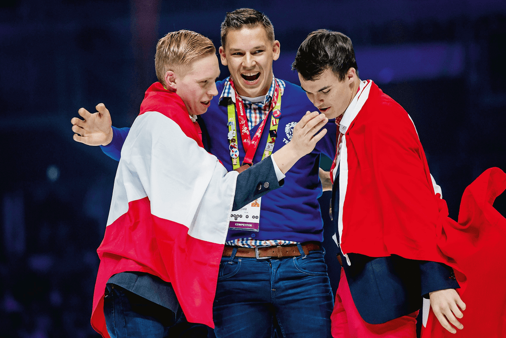 V. l.: Manuel Fahrnecker (A/Silber), Dinand Hekman (NL/Bronze) und Simon Rüedi (CH/Gold) sind Europameister der Schwerfahrzeugtechnik.
© EuroSkills Budapest 2018 V. l.: Manuel Fahrnecker (A/Silber), Dinand Hekman (NL/Bronze) und Simon Rüedi (CH/Gold) sind Europameister der Schwerfahrzeugtechnik.