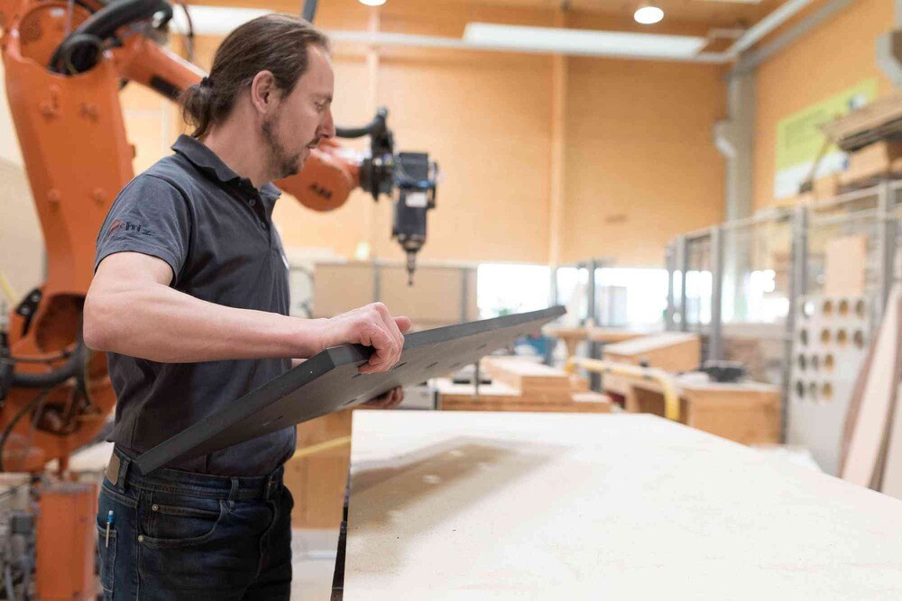 Markus Tragner ist mit seiner Tischlerei im HIZ Zeltweg ansässig - und nutzt dort auch den Industrieroboter.
© MT Design Markus Tragner ist mit seiner Tischlerei im HIZ Zeltweg ansässig - und nutzt dort auch den Industrieroboter.