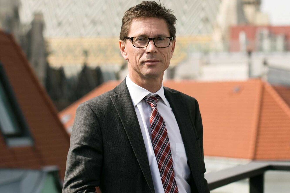„Wir wollen private aber auch öffentliche Bauherren zum Bau von Steildächern motivieren“, sagt der neue Sprecher der Plattform Dachvisionen.
© Nicole Heiling Photography „Wir wollen private aber auch öffentliche Bauherren zum Bau von Steildächern motivieren“, sagt der neue Sprecher der Plattform Dachvisionen.