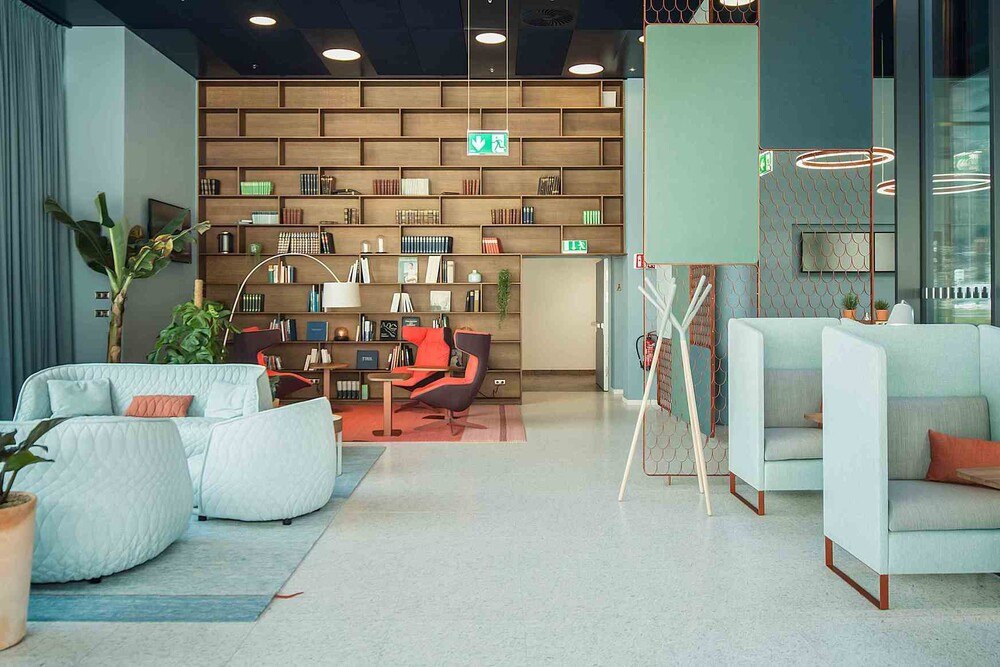© Peter Philipp
Airport Lounge Innsbruck, Kategorie: Public, Gestaltung: Nina Mair, Architecture + Design, Ausführung: Mairaum Objekteinrichtung, Auftraggeber – Flughafenbetriebs GmbH, Innsbruck Airport Lounge Innsbruck, Kategorie: Public, Gestaltung: Nina Mair, Architecture + Design, Ausführung: Mairaum Objekteinrichtung, Auftraggeber – Flughafenbetriebs GmbH, Innsbruck
