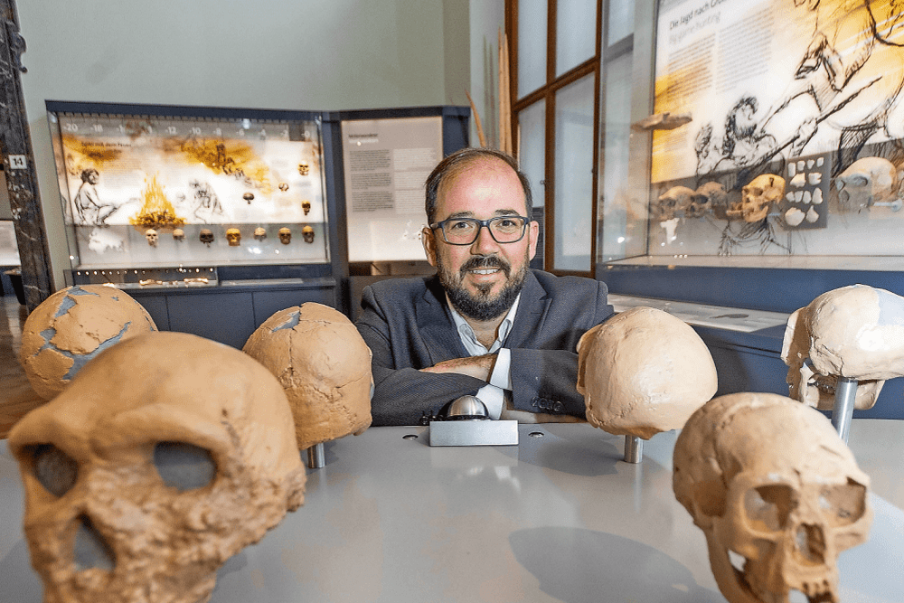 © RICHARD TANZER
Wie sich aus Affen langsam Menschen entwickelt haben, sieht man im Naturhistorischen Museum in Wien. Wie sich aus Affen langsam Menschen entwickelt haben, sieht man im Naturhistorischen Museum in Wien.
