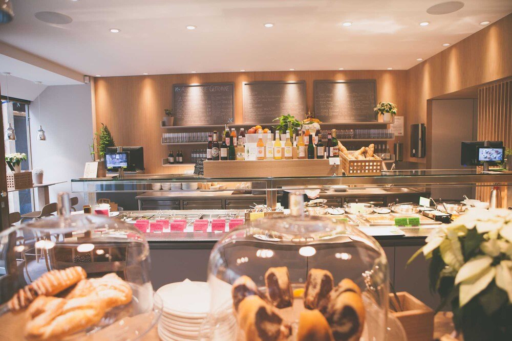 © Alex Grübling
Vegane Gerichte zur Selbstbedienung bietet das Venuss. Hier soll in erster Linie die Mittagskundschaft angesprochen werden. Vegane Gerichte zur Selbstbedienung bietet das Venuss. Hier soll in erster Linie die Mittagskundschaft angesprochen werden.