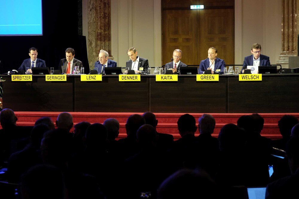 © Peter Seipel / ÖWV
Johann Spreitzer ( TU Wien), Bernhard Geringer (ÖVK), Hans-Peter Lenz (ÖVK), Volkmar Denner (Bosch), Keiji Kaita (Toyota), Henryk Green (Volvo), Frank Welsch (Volkswagen) (v.l.) Johann Spreitzer ( TU Wien), Bernhard Geringer (ÖVK), Hans-Peter Lenz (ÖVK), Volkmar Denner (Bosch), Keiji Kaita (Toyota), Henryk Green (Volvo), Frank Welsch (Volkswagen) (v.l.)