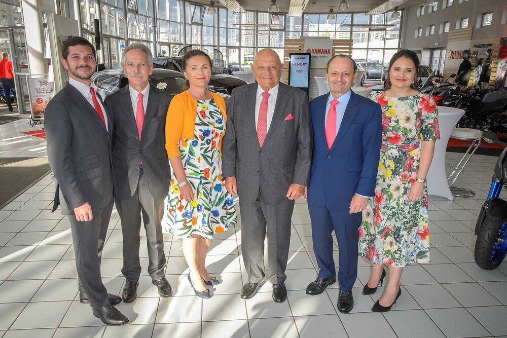 Drei Generationen RAINER Gruppe: Max Lemberger; Gerald Lemberger, MSc.; KR Gabriela Lemberger; Senator KR Burkhard L. Ernst; Prof. KR Burkhard W.R. Ernst; Stephanie Ernst, MMBA, MSc
© Mazda Rainer Drei Generationen RAINER Gruppe: Max Lemberger; Gerald Lemberger, MSc.; KR Gabriela Lemberger; Senator KR Burkhard L. Ernst; Prof. KR Burkhard W.R. Ernst; Stephanie Ernst, MMBA, MSc
