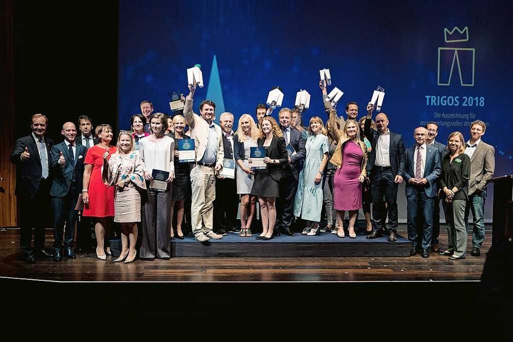 © Gebrüder Pixel
Die glücklichen Gewinner des TRIGOS 2018 sind an den Trophäen zu erkennen - v.l.n.r.: Johannes Großruck (Energiegenossenschaft Donau-Böhmerwald eGen), Günter Benischek (Erste Bank), Katha Häckl-Schinkinger (Habibi&Hawara), Bas van Abel (Fairphone), Johanna Astecker (CONA), Ewald Rauter (Sto) Die glücklichen Gewinner des TRIGOS 2018 sind an den Trophäen zu erkennen - v.l.n.r.: Johannes Großruck (Energiegenossenschaft Donau-Böhmerwald eGen), Günter Benischek (Erste Bank), Katha Häckl-Schinkinger (Habibi&Hawara), Bas van Abel (Fairphone), Johanna Astecker (CONA), Ewald Rauter (Sto)