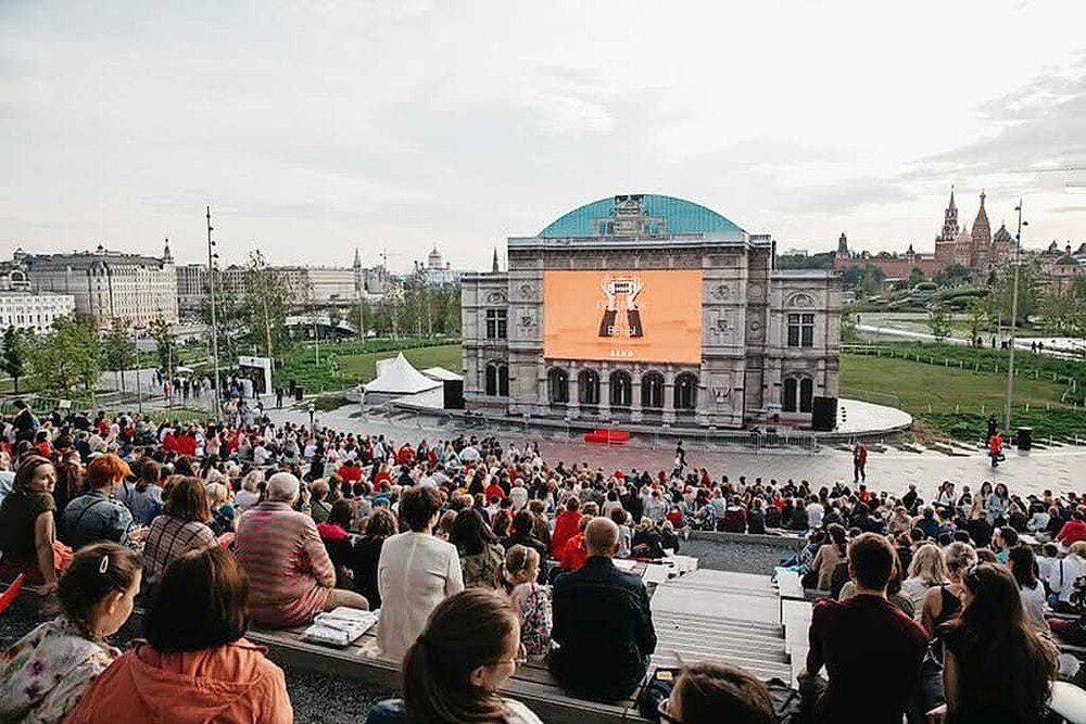 © WienTourismus/ Arsen Galstyan
Besucher des Public Viewings des WienTourismus vor der Kulisse der Wiener Staatsoper im Zaryadye-Parks in Moskau. Besucher des Public Viewings des WienTourismus vor der Kulisse der Wiener Staatsoper im Zaryadye-Parks in Moskau.