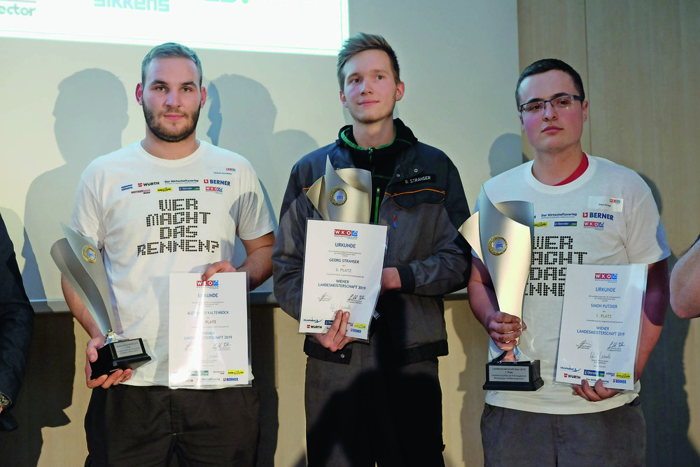 © Peter Seipel / ÖWV
Die Sieger der Wiener Lehrlingschallenge 2019, Beruf Kfz Technik: 3. Platz Alexander Kaltenböck, Porsche Inter Auto, Prager Straße 133, Wien / 2. Platz Georg Strahser, AV Hall, Lohnergasse 6, Wien / 1. Platz Simon Putzker, Keusch, Lorenz-Müller-Gasse 7-11, Wien (v.l.) Die Sieger der Wiener Lehrlingschallenge 2019, Beruf Kfz Technik: 3. Platz Alexander Kaltenböck, Porsche Inter Auto, Prager Straße 133, Wien / 2. Platz Georg Strahser, AV Hall, Lohnergasse 6, Wien / 1. Platz Simon Putzker, Keusch, Lorenz-Müller-Gasse 7-11, Wien (v.l.)