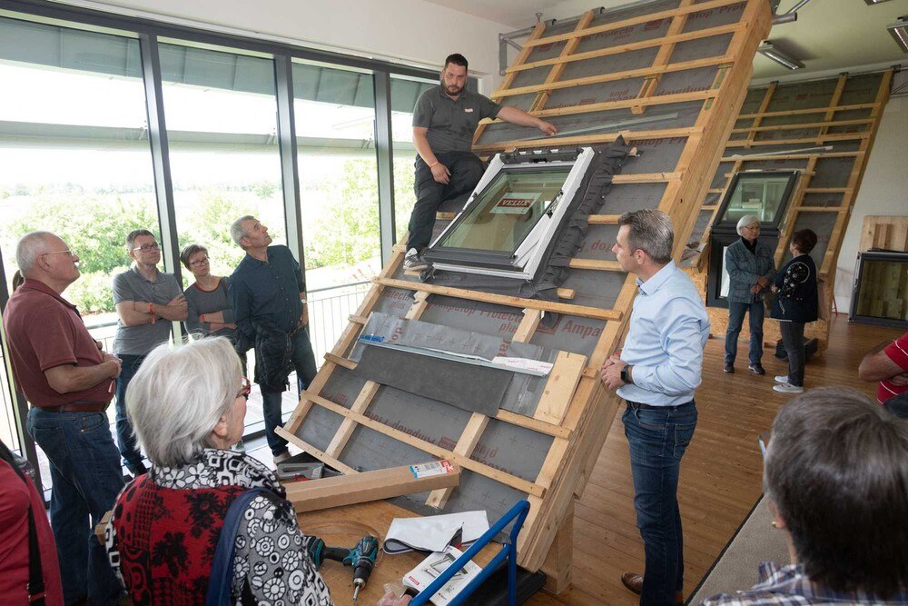 © Velux Fenstertausch kann so einfach sein: Praxisvorführungen standen beim ersten Velux-Fenstertag am Programm. Fenstertausch kann so einfach sein: Praxisvorführungen standen beim ersten Velux-Fenstertag am Programm.