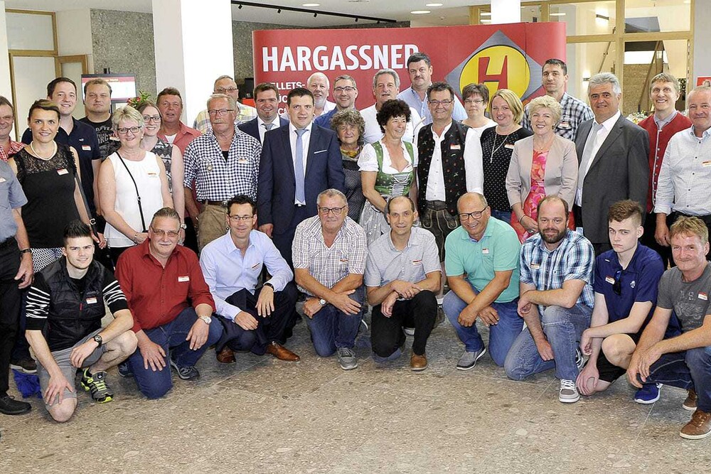 © Manfred Fesl
Ein Gruppenfoto zum 35-jährigen Firmenjubiläum von Hargassner. Ein Gruppenfoto zum 35-jährigen Firmenjubiläum von Hargassner.