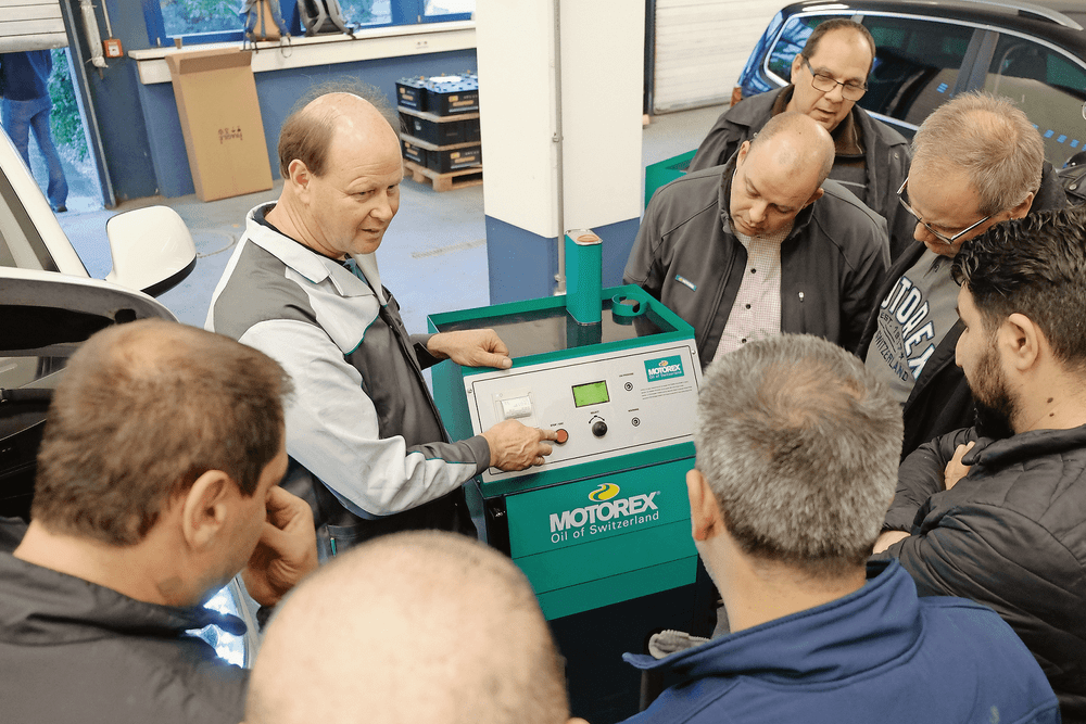 © Peter Seipel
Motorex Experte Bernhard Flöck stellt das innovative Getriebeölspülgerät vor. Motorex Experte Bernhard Flöck stellt das innovative Getriebeölspülgerät vor.