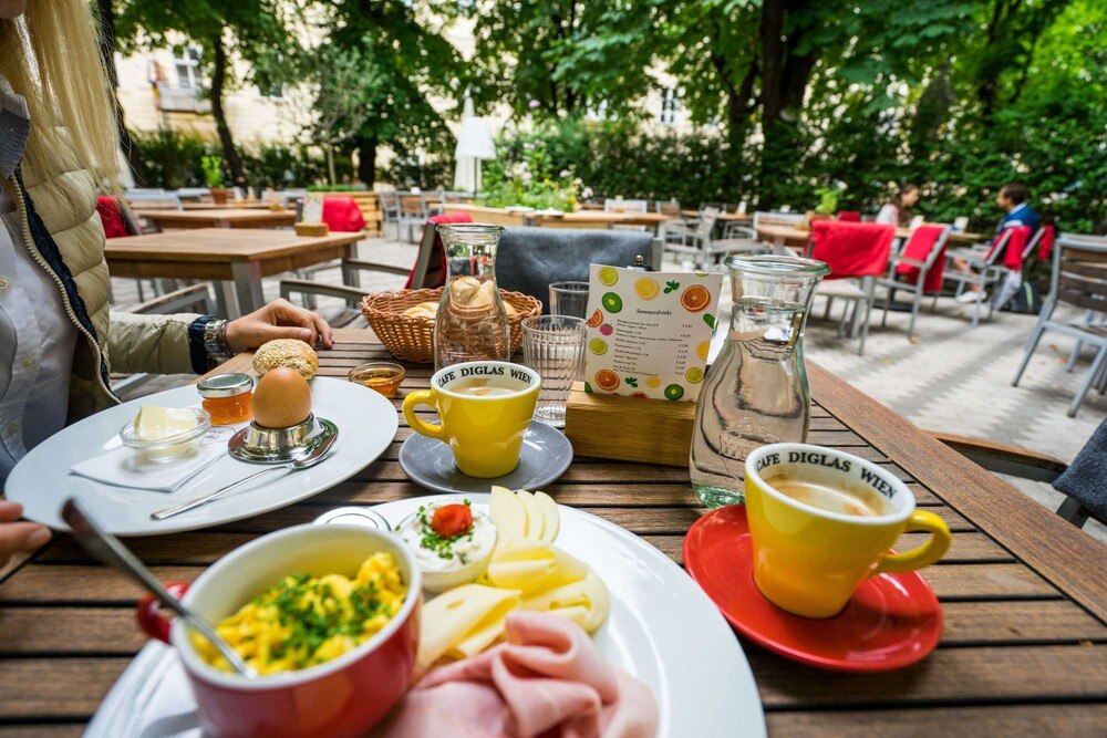 Alljährlich werden die besten Gastgärten der Stadt ausgezeichnet. Im Bild das Café Diglas im Schottenstift.
© FLORIAN WIESER Alljährlich werden die besten Gastgärten der Stadt ausgezeichnet. Im Bild das Café Diglas im Schottenstift.