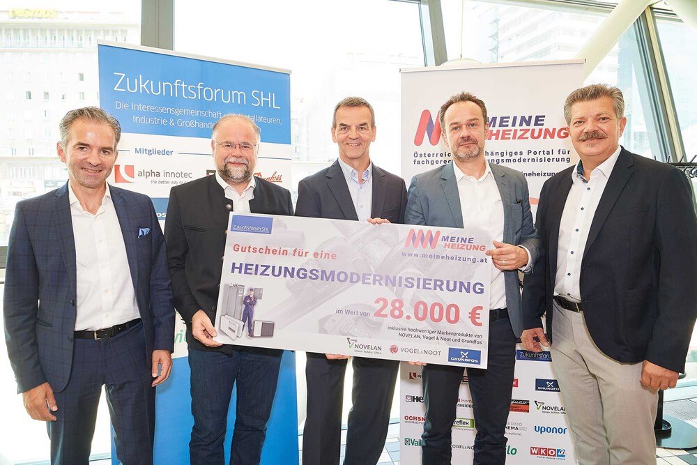 Martin Hagleitner (stv. Obmann des Zukunftsforum SHL und Vorstand Austria Email AG), Andreas Zottler (Sales & Marketing Director Austria Vogel & Noot), Manfred Ceplecha (Geschäftsführer NOVELAN), Hans-Jörg Dullinger (Schriftführer des Zukunftsforum SHL und Vertriebsleiter Grundfos) und Andreas Rotter (Obmann des Zukunftsforum SHL und Innungsmeister der Salzburger Landesinnung Sanitär-, Heizungs- und Lüftungstechnik)
© Zukunftsforum SHL / Leo Hagen Martin Hagleitner (stv. Obmann des Zukunftsforum SHL und Vorstand Austria Email AG), Andreas Zottler (Sales & Marketing Director Austria Vogel & Noot), Manfred Ceplecha (Geschäftsführer NOVELAN), Hans-Jörg Dullinger (Schriftführer des Zukunftsforum SHL und Vertriebsleiter Grundfos) und Andreas Rotter (Obmann des Zukunftsforum SHL und Innungsmeister der Salzburger Landesinnung Sanitär-, Heizungs- und Lüftungstechnik)