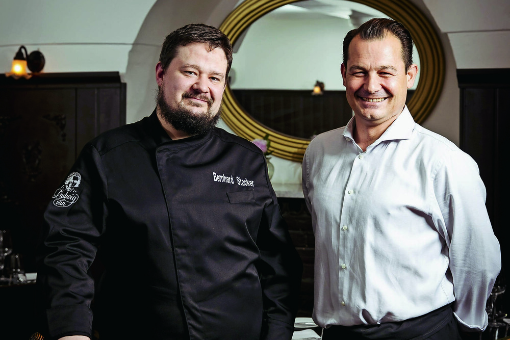 © Diesner / Ludwig van
Der Patron und sein neuer Koch: Oliver Jauk (rechts) und Bernhard Stocker. Der Patron und sein neuer Koch: Oliver Jauk (rechts) und Bernhard Stocker.