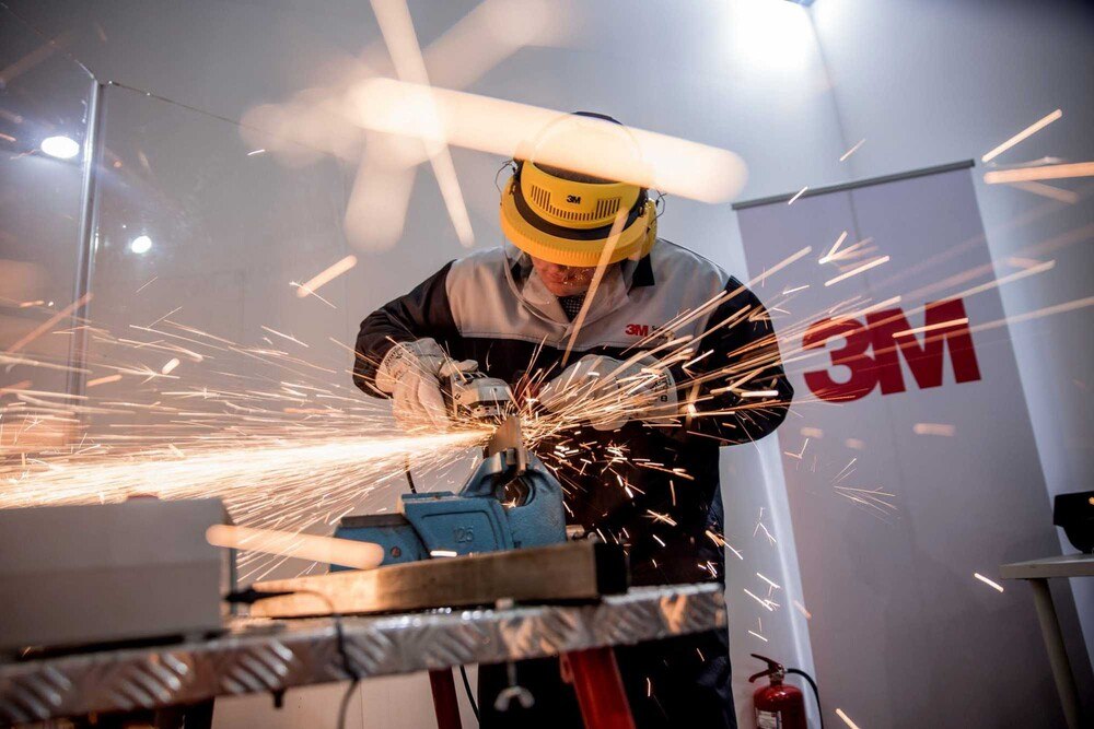 © 3M
Wettschleifen bis die Funken fliegen! 24 Schleifer kämpfen beim „Clash of The Grinders 2019“ um den Siegertitel des besten Schleifers. Wettschleifen bis die Funken fliegen! 24 Schleifer kämpfen beim „Clash of The Grinders 2019“ um den Siegertitel des besten Schleifers.