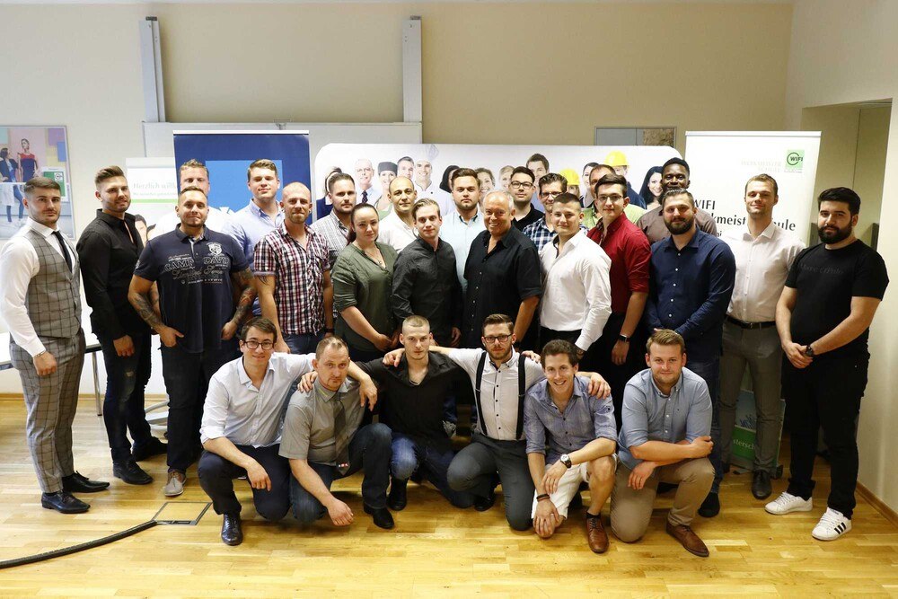 Die neuen WIFI Wien-Werkmeister mit Lehrgangsleiter Christian Unger.
© WIFI Wien J. Plach Die neuen WIFI Wien-Werkmeister mit Lehrgangsleiter Christian Unger.