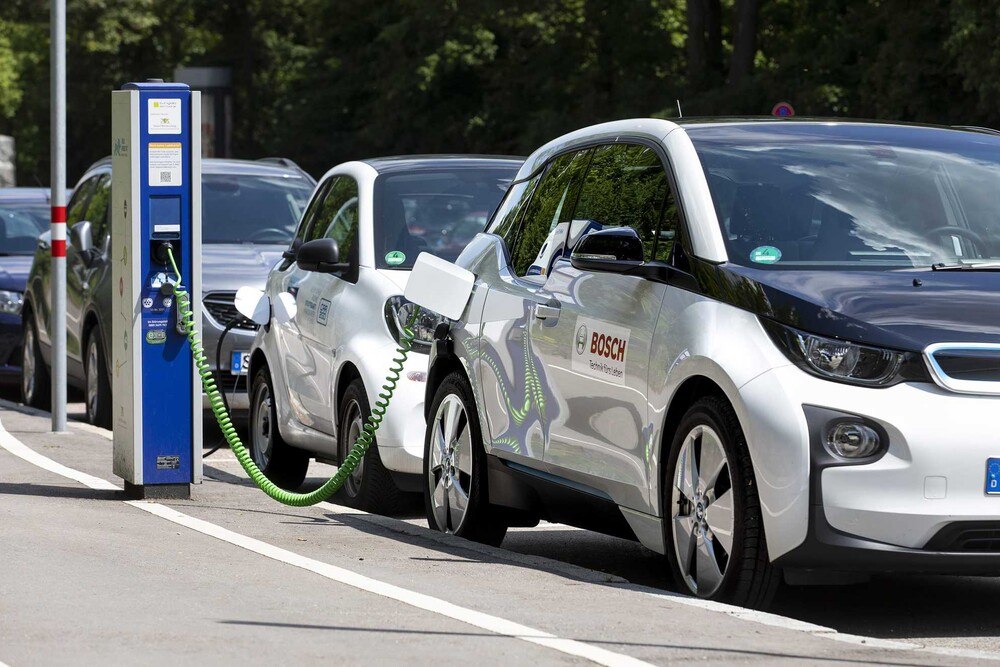 Bosch möchte mit einer Cloud-Lösung die Lebenserwartung von E-Auto-Akkus verlängern.
© Robert Bosch GmbH Bosch möchte mit einer Cloud-Lösung die Lebenserwartung von E-Auto-Akkus verlängern.